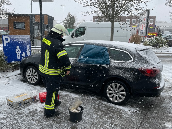FW-AUR: Kleinkind aus geparktem PKW befreit