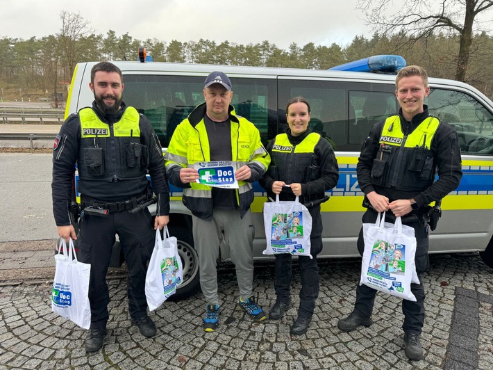 POL-DEL: Autobahnpolizei Ahlhorn: Beamte der Autobahnpolizei unterstützen den Verein DocStop und verteilen Geschenktüten an Kraftfahrer