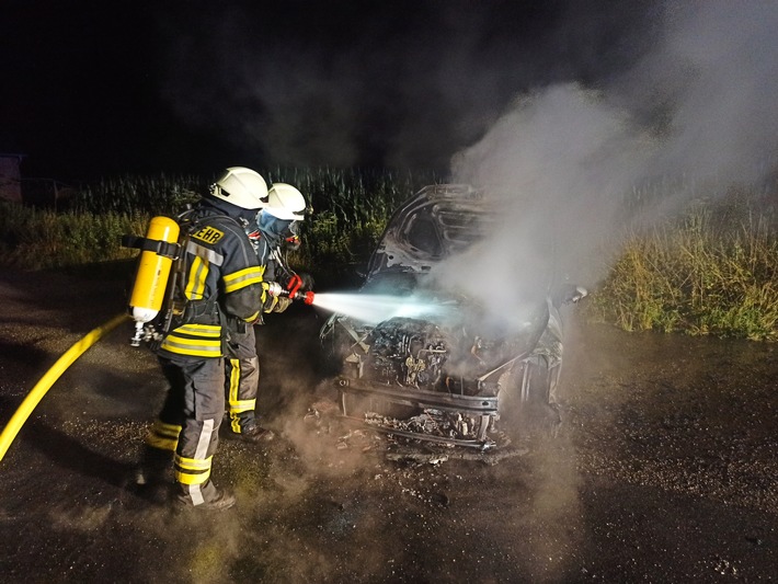 FW-KLE: Wieder Fahrzeugbrand in Bedburg-Hau