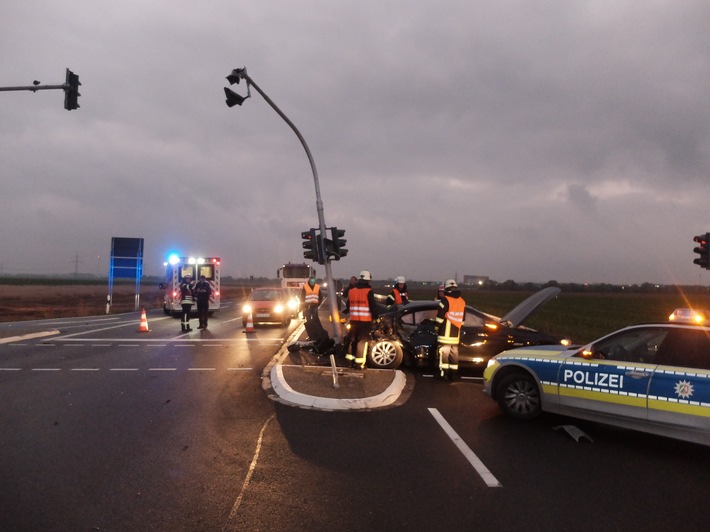 POL-DN: Unfall bei ausgeschalteter Ampel
