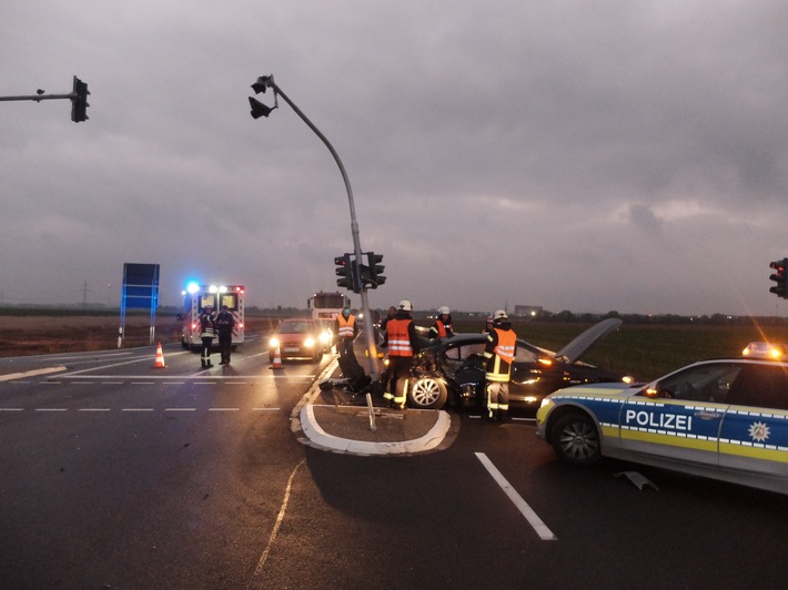 POL-DN: Unfall bei ausgeschalteter Ampel