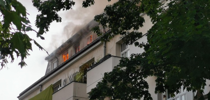 FW Dresden: Update: Dachstuhlbrand in einem Wohngebäude mit zahlreichen Verletzten