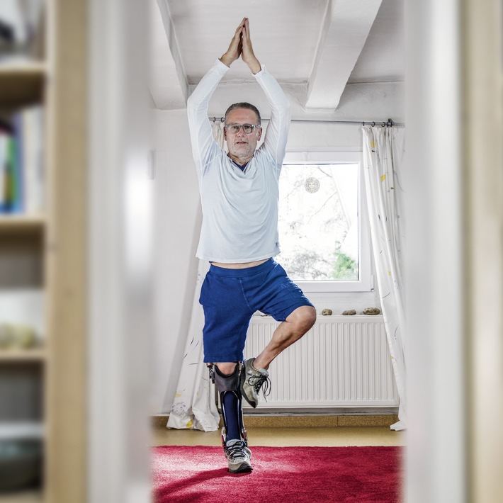 "Moderne Technologie hat mich wieder auf die Füße gestellt." / Computergesteuerte Beinorthese C-Brace® macht Menschen mobil / Ottobock auf der Rehacare 2018