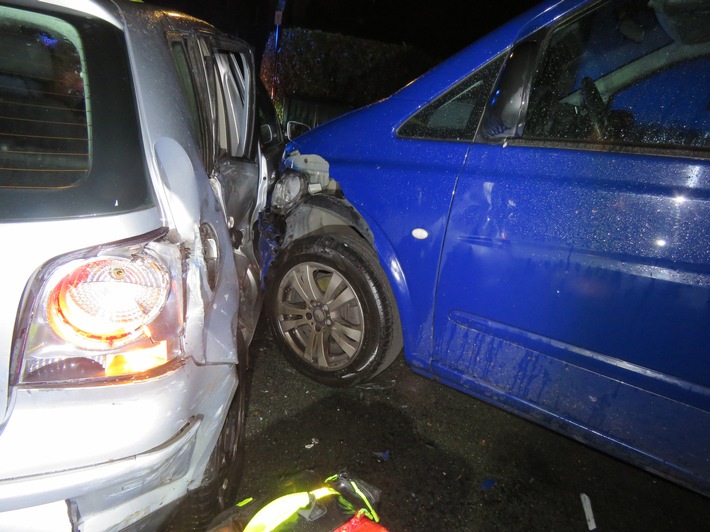 POL-HM: Verkehrsunfall mit schwerverletzter Beifahrerin und vier beteiligten Fahrzeugen