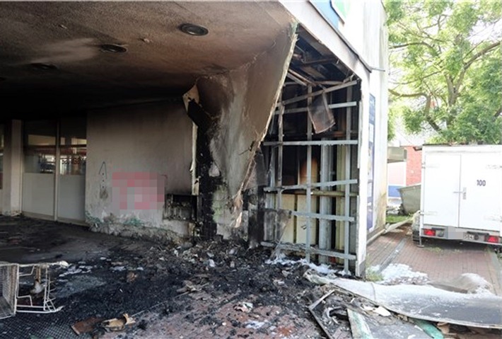 POL-ME: Feuer beschädigt Fassade eines Einkaufszentrums - Ratingen - 2306012