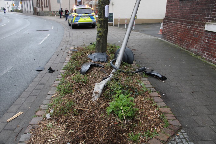 POL-HAM: Nach Zusammenstoß mit Straßenlaterne abgehauen