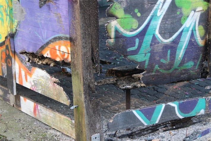POL-VIE: Grefrath: Hütte in Brand gesetzt- Kripo bittet um Hinweise