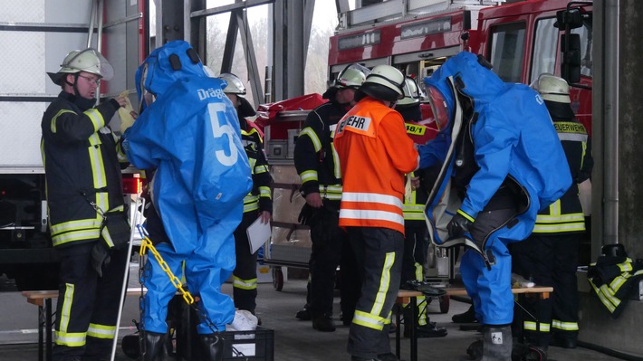 FW Celle: Einsatzübung des Chemie- und Strahlenschutzzuges bei Barilla in Vorwerk