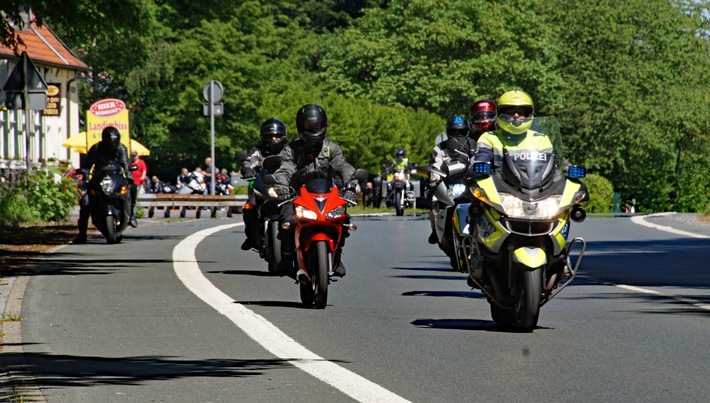 POL-RE: Kreis Recklinghausen/Bottrop/Kreis Borken/Kreis Coesfeld: Mit der Krad-Staffel auf PoliTour - Neustart der Präventionskampagne für Motorradfahrende nach Corona-Zwangspause