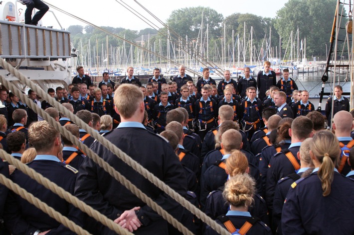 Deutsche Marine - Pressemeldung: Aktuelle Fotos vom Auslaufen der "Gorch Fock"