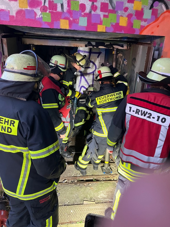 FW-DO: Jugendlicher fiel in einen stillgelegten Aufzugschacht und musste durch die Feuerwehr befreit werden.