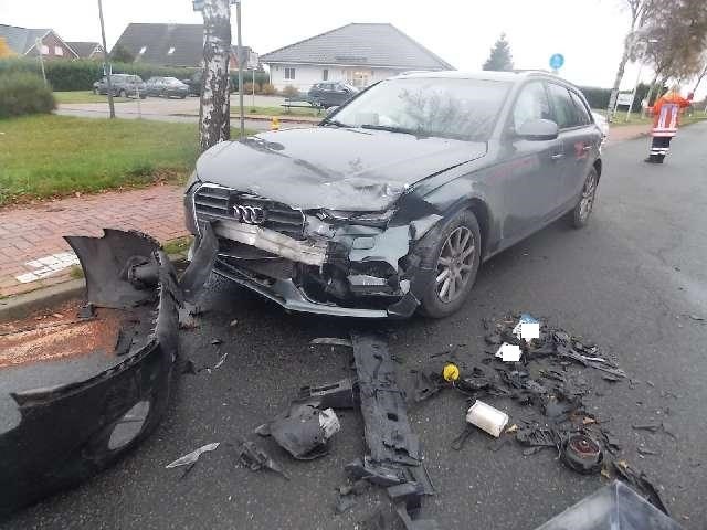 POL-CUX: Verkehrsunfall in Wanna - zwei Personen leicht verletzt (Lichtbild in der Anlage)