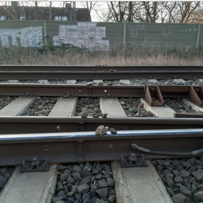 BPOL-HB: Schottersteine auf vier Gleise in Bremerhaven-Lehe gelegt