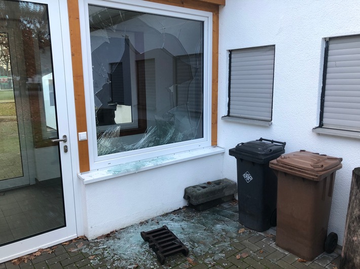 POL-PDLD: Hatzenbühl zwischen 04.12.20 und 05.12.20 - erneut Scheibe eines Fensters eingeworfen