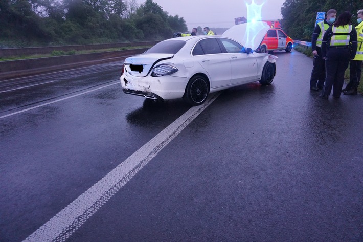 FW Ratingen: Ratingen Tiefenbroich, 18.05.2021, 05:36 Uhr BAB 52, Verkehrsunfall P-Klemmt