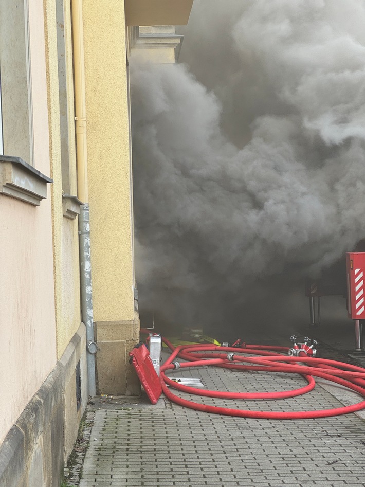 FW Dresden: Zwei Brände mit mehreren Verletzten zur selben Uhrzeit fordern die Feuerwehr Dresden
