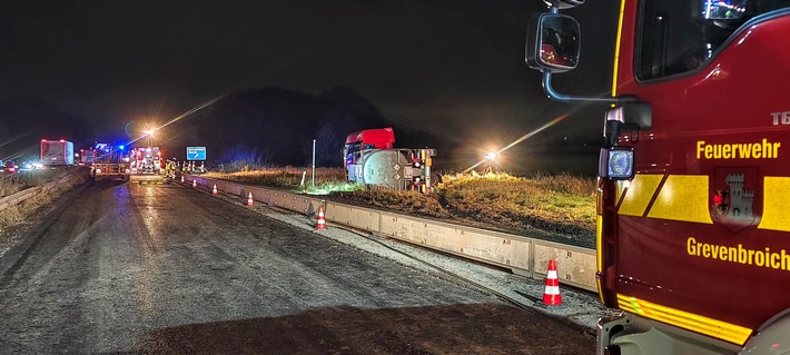 FW Grevenbroich: Gefahrgut LKW verunglückt bei Grevenbroich / Stundenlanger Einsatz und Vollsperrung auf der Autobahn