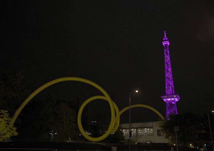 Berliner Funkturm leuchtet am Welt-Mädchentag pink: Bundesweite Beleuchtungsaktion für Mädchenrechte