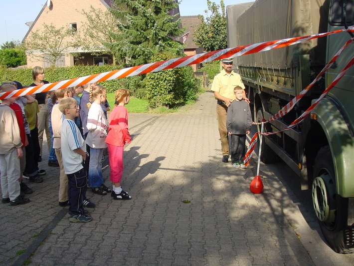 POL-DN: Niederzier-Ellen - Schulkinder in Gefahr; Polizei demonstriert mit Grundschülern den "Toten Winkel" am Lastwagen