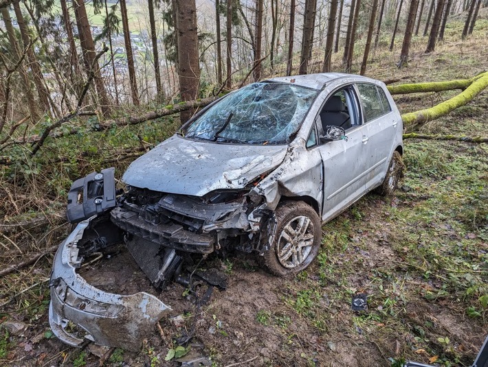 POL-AC: Alleinunfall in der Eifel - Auto stürzt Böschung hinab
