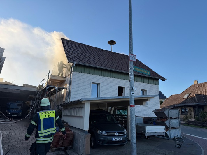 KFV-CW: Fassadenbrand an Schreinerei/Schnelles Eingreifen der Feuerwehr verhindert Großbrand