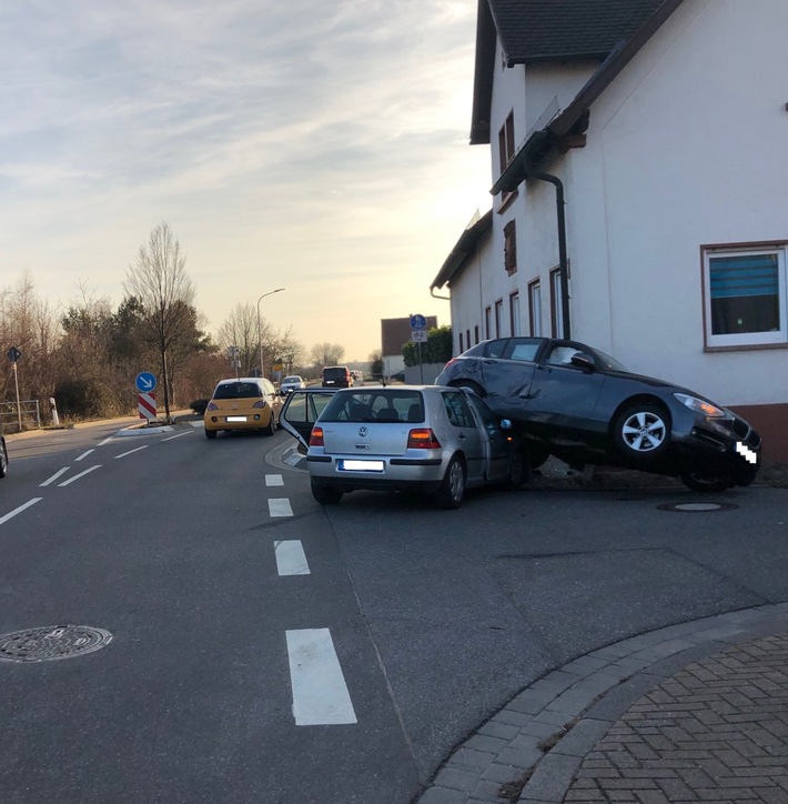 POL-PDLD: Verkehrsunfall mit höherem Sachschaden in der Staatsstraße in Edesheim
