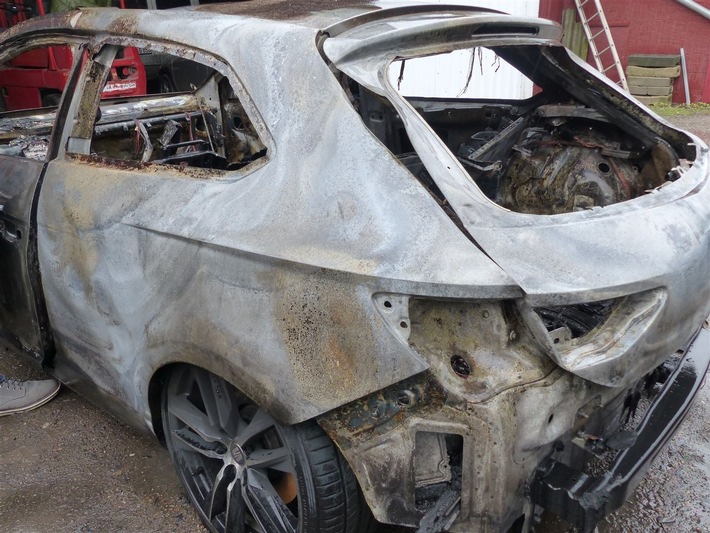 POL-MI: Nach Fahrzeugbrand in Raderhorst - Polizei sucht Zeugen