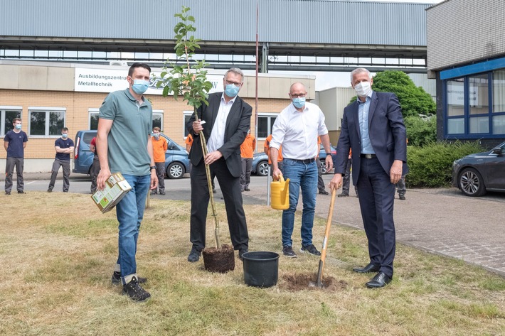 Ford-Auszubildende pflanzen Bäume im Saarlouiser Werk