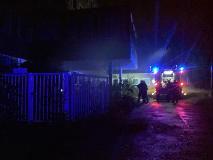 FW-GE: Brand in einer ehemaligen Fabrikhalle in Gelsenkirchen Feldmark