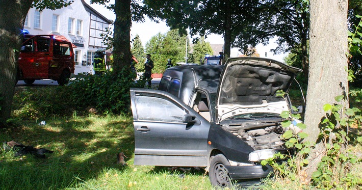 POL-LIP: Lemgo - PKW gegen Baum