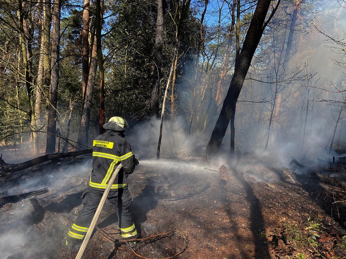 FW-EN: Waldbrand am Oberen Ahlenbergweg - Brandbekämpfung mit drei C-Rohren