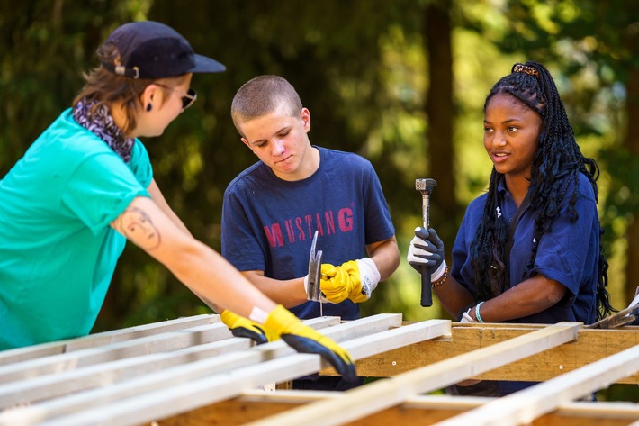20 Jugendliche mit dem Bergwaldprojekt im Einsatz für eine naturnahe Waldentwicklung – Stiftung ZukunftSpenden fördert Projektwoche mit 10.000 Euro