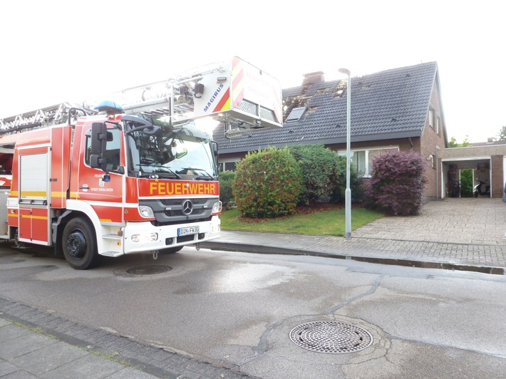 FW Dinslaken: Dachstuhlbrand nach Blitzeinschlag &quot;Im Loosbusch&quot;