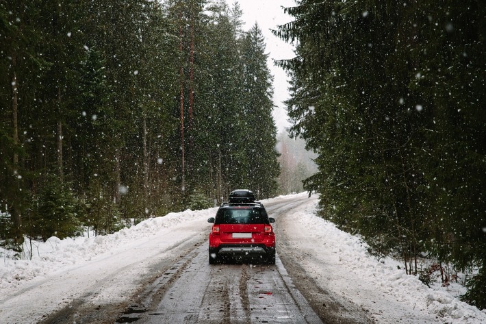 Fünf Tipps zur richtigen Ladungssicherung / So werden Skihelm, Stiefel und Koffer richtig verstaut