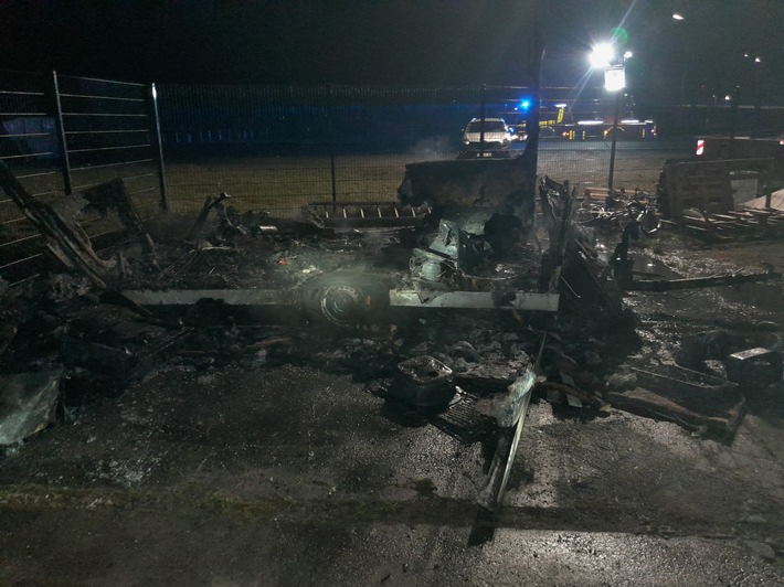 FW Bremerhaven: Feuer in einem Imbisswagen