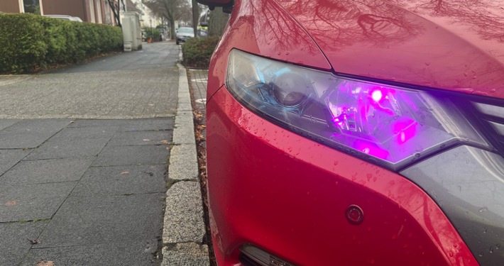 POL-HA: Pinke Scheinwerfer - Beamte des Verkehrsdienstes der Polizei Hagen untersagen 36-jähriger Autofahrerin die Weiterfahrt
