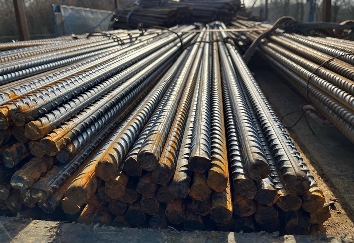 POL-VIE: Verkehrsdienst stoppt Sattelzug wegen ungesicherter Ladung