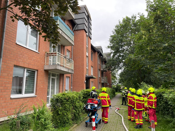 FW Bergheim: Feuerwehr löscht Küchenbrand in Bergheim Person sollte in Wohnung vermisst sein