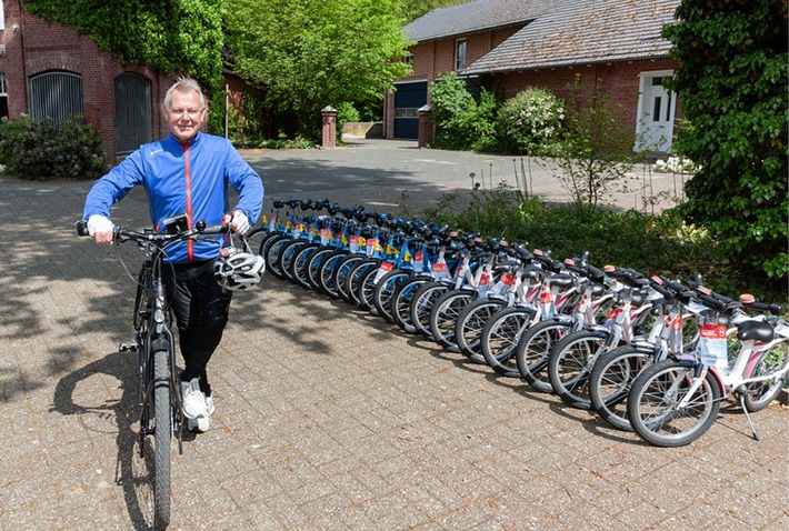 Karlheinz Busen (FDP) spendet Kinderfahrräder an bedürftige Kinder