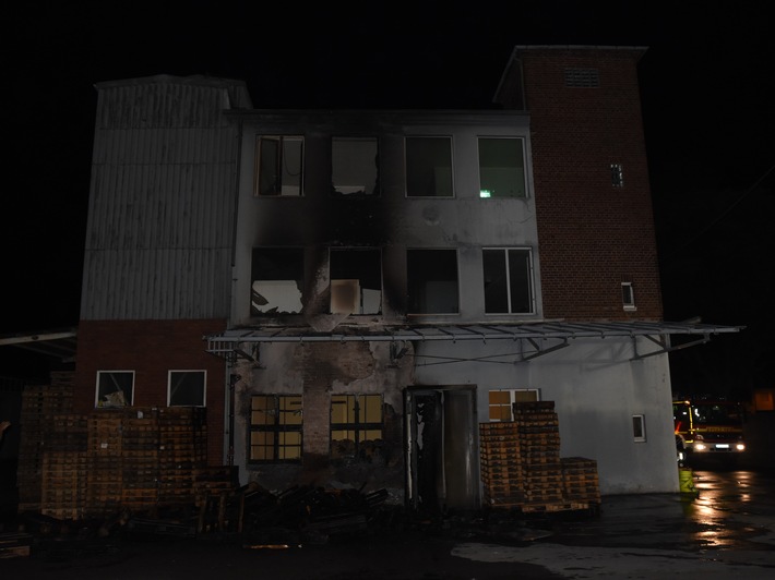 POL-BI: Polizei ermittelt wegen Brandstiftung an Firmengebäude