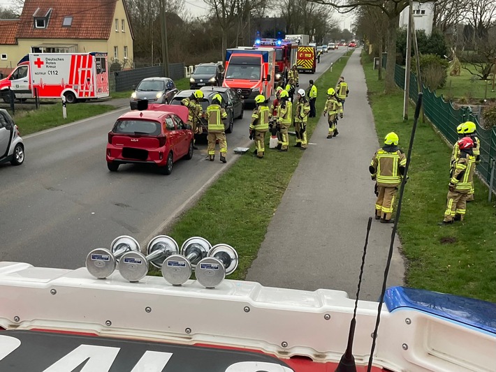 FW Alpen: Auffahrunfall mit drei Pkw auf der B 57