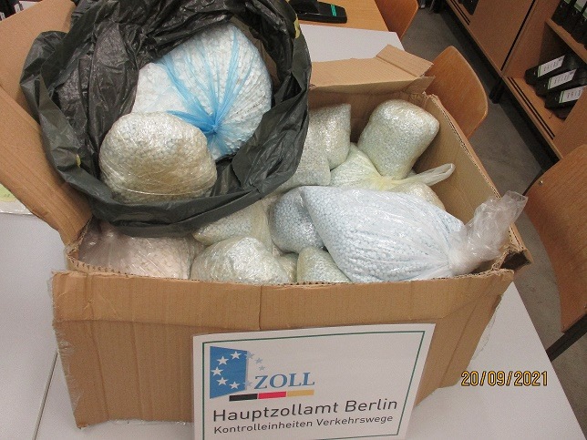 HZA-B: Gutachten für rund 253200 Tabletten liegt vor - Betäubungsmittel Zoll Berlin stoppt Karton mit Tabletten aus Serbien auf dem Weg nach Schweden