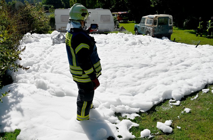 FW-RD: Feuer auf Campingplatz - Wohnwagen ausgebrannt