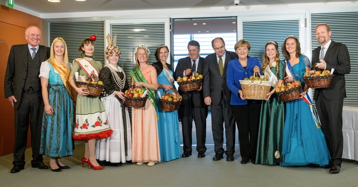 Vitamine für die Kanzlerin: Deutschlands Apfelköniginnen zu Gast im Kanzleramt