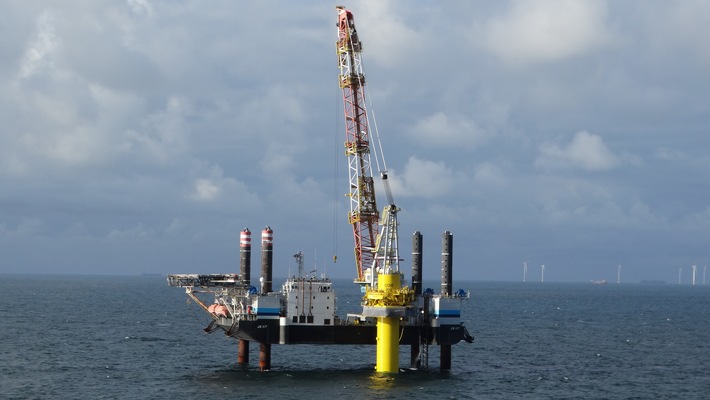 Erstes Fundament für Ørsteds neue Offshore-Windparks in der Nordsee installiert