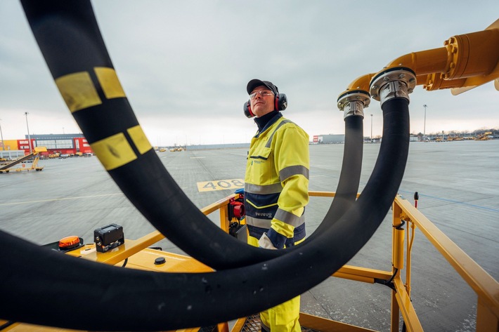 PM: DHL und IAG Cargo stärken ihre Partnerschaft mit umfangreichen mehrjährigen SAF‑Vereinbarungen (Sustainable Aviation Fuel) / PR: DHL and IAG Cargo deepen collaboration with major multi‑year Sustainable Aviation Fuel (SAF) agreements