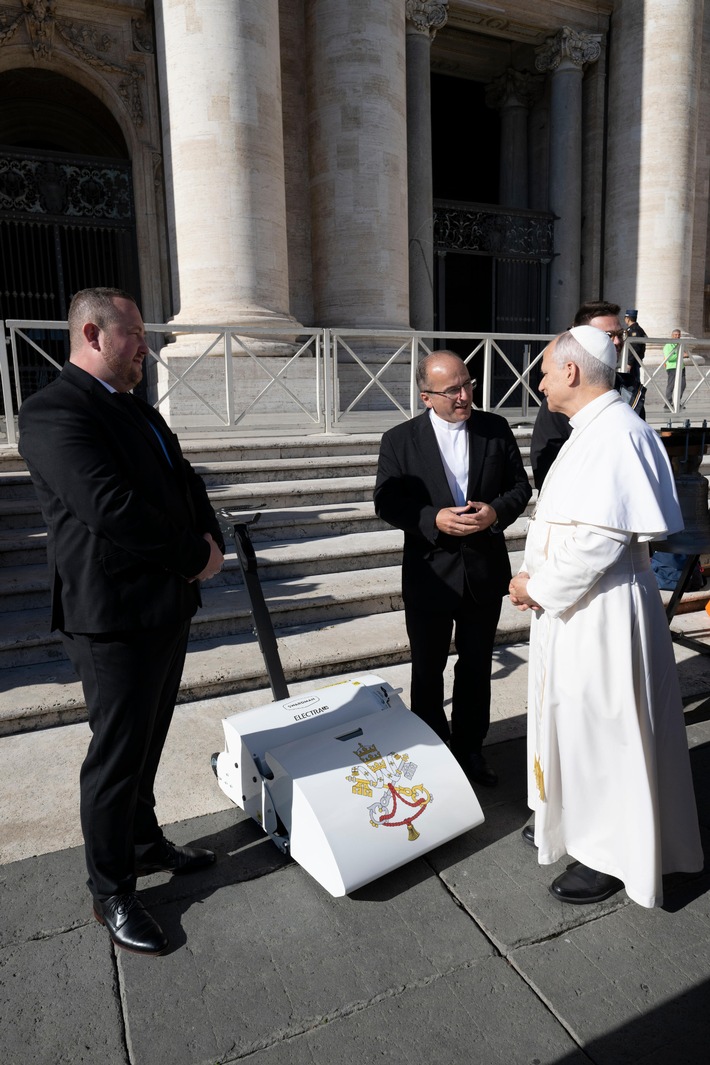 Swardman übergab dem Papst einen Electra 2.0