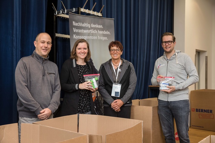 120 Führungskräfte packen 2.000 Hygienebeutel für Obdachlose /
Spendenübergabe der Berner Group an den Caritasverband e.V. und das Diakonische Werk für Frankfurt am Main