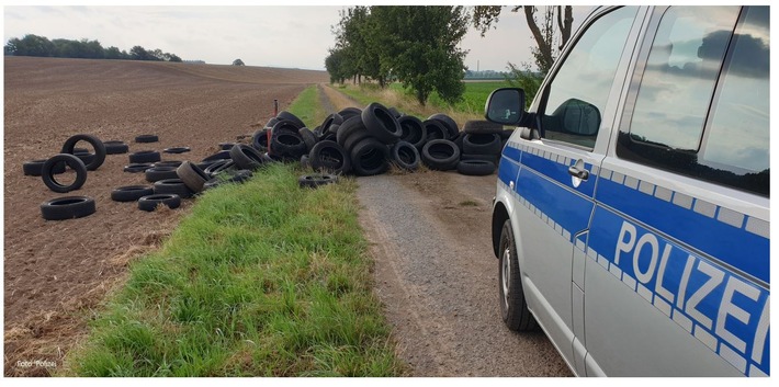 POL-HM: Illegale Abfallentsorgung - Unbekannte entsorgen Altreifen in der Feldmark