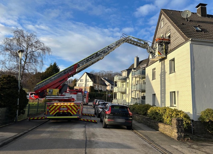 FW-EN: Rettungsdienst mit Drehleiter unterstützt
